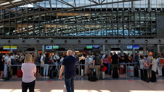 Many people are in a terminal at Hamburg Airport.  © NDR 