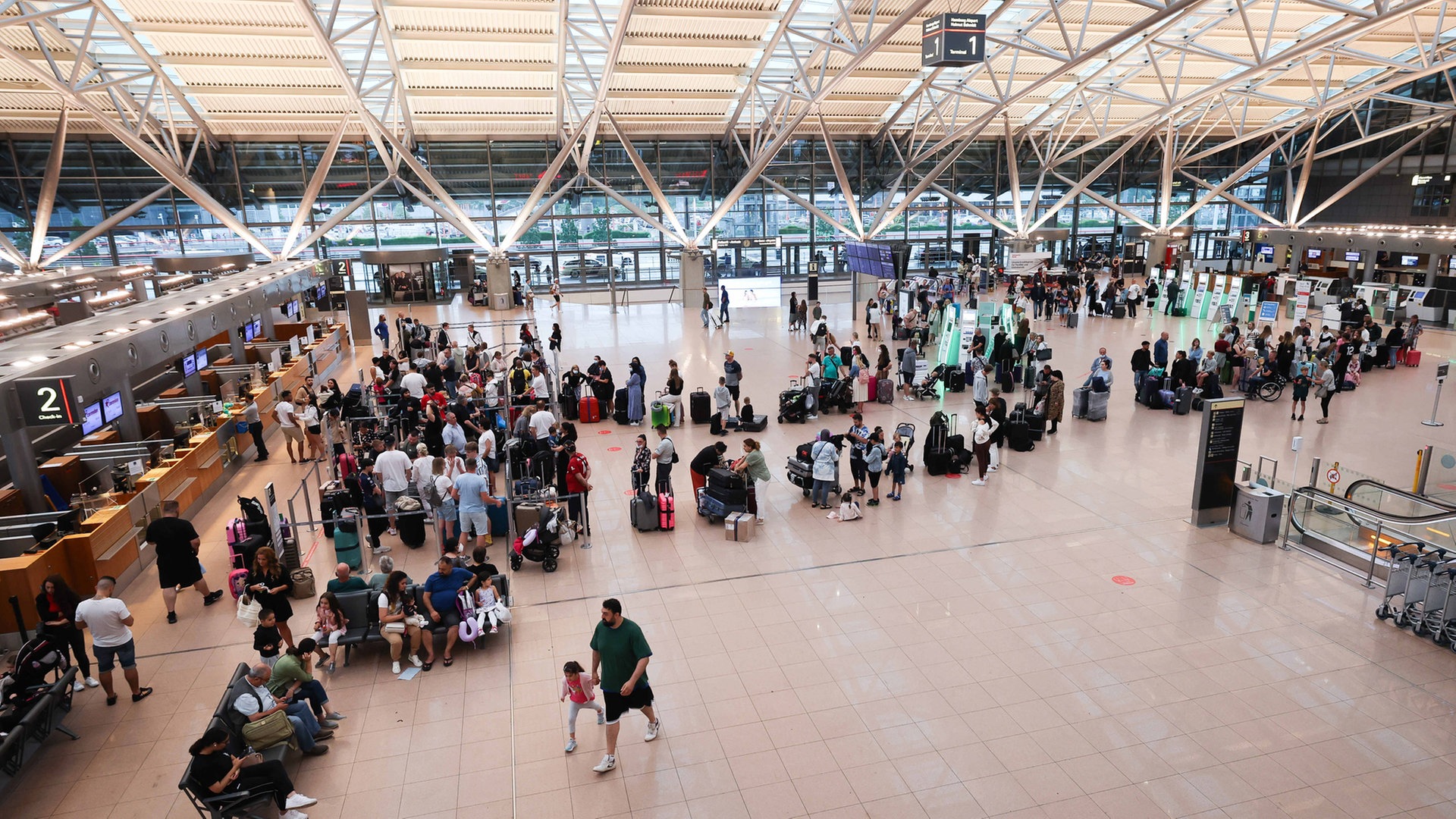 Ansturm am Hamburger Flughafen – Warnstreik ohne Auswirkungen