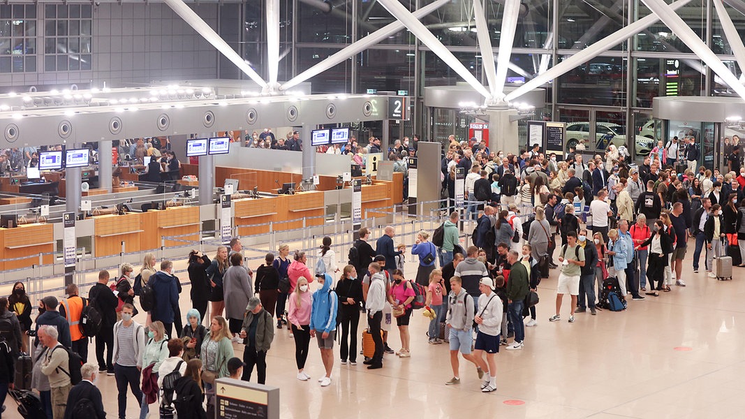 Hamburger Flughafen: Viele Schlangen zum Ferienstart | NDR.de