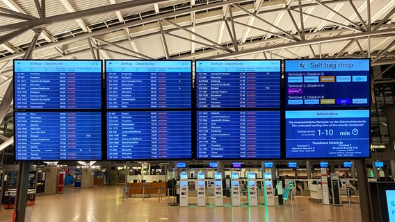 Kurz nach Beginn eines Warnstreiks ist der Flughafen in Hamburg menschenleer. © NDR Foto: Anna Rüter