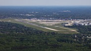 Blick aus der Luft auf den Hamburger Flughafen. © picture alliance/dpa Foto: Christian Charisius