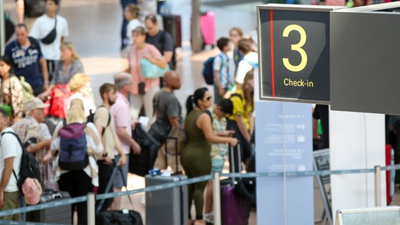 Zahlreiche Reisende warten im Terminal im Flughafen Hamburg. © picture alliance/dpa Foto: Bodo Marks