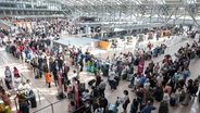 Zahlreiche Reisende warten im Terminal 1 des Hamburger Flughafens auf die Abfertigung. © picture alliance/dpa | Bodo Marks Foto: Bodo Marks