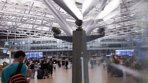 Flugreisende im Terminal 1 am Flughafen. © Christian Charisius/dpa 