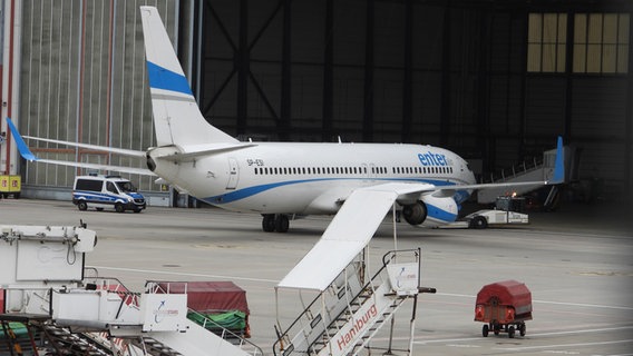 Am Hamburger Flughafen wartet ein Charterflugzeug mit abgelehnten Asylbewerbern auf den Abflug nach Serbien und Mazedonien. © picture Alliance / dpa / Citynewstv Foto: Frank Bründel