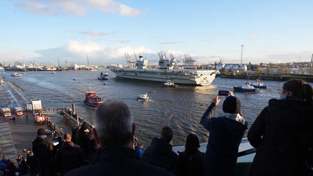 HMS „Queen Elizabeth“: Britischer Flugzeugträger im Hamburger Hafen