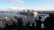 Der Flugzeugträger "Queen Elizabeth" der britischen Marine läuft in den Hamburger Hafen ein. © picture alliance / dpa Foto: Marcus Brandt