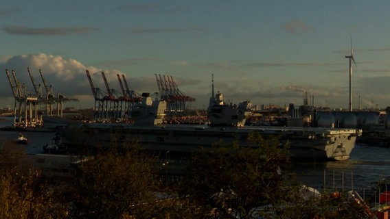 Ein britischer Flugzeugträger fährt in den Hamburger Hafen ein. © NDR Foto: Finn Kessler