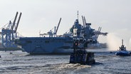 Der Flugzeugträger HMS "Queen Elizabeth" verlässt den Hamburger Hafen. © HamburgNews 