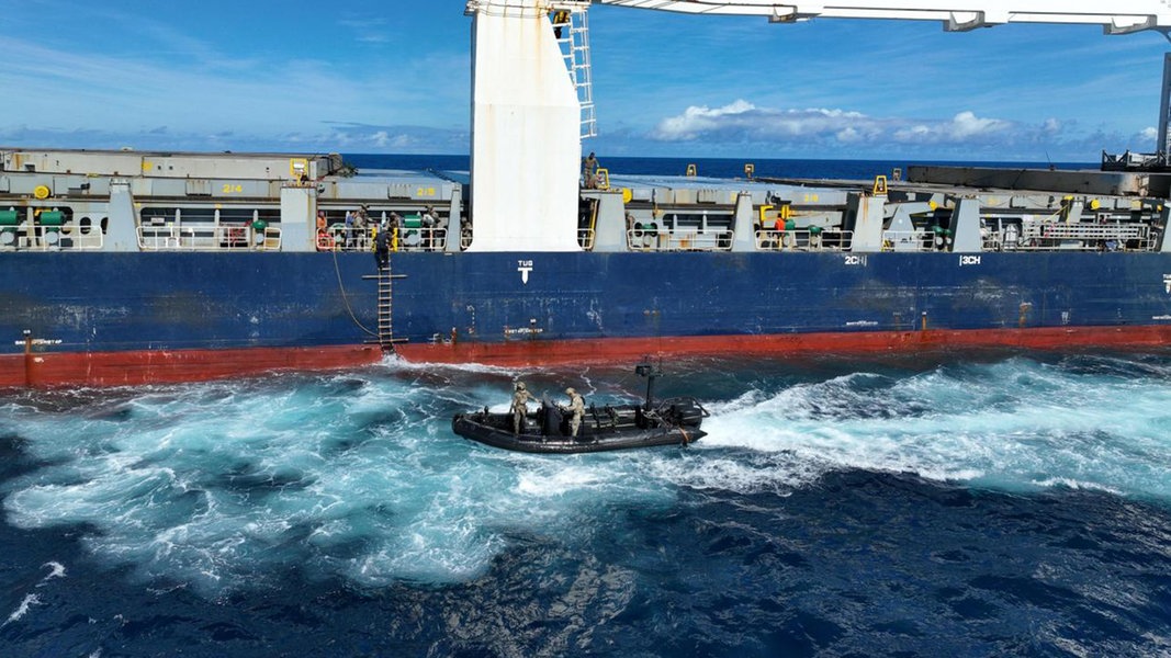 Menggagalkan serangan bajak laut terhadap kapal kargo milik Perusahaan Perkapalan Hamburg  NDR.de – Berita