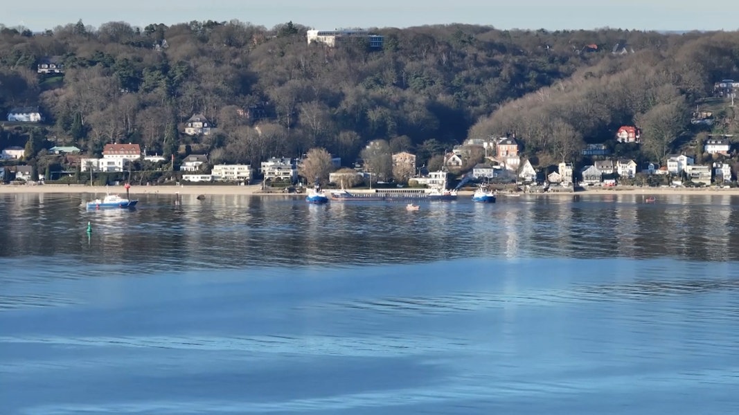 Frachtschiff läuft vor Hamburg-Blankenese auf Grund