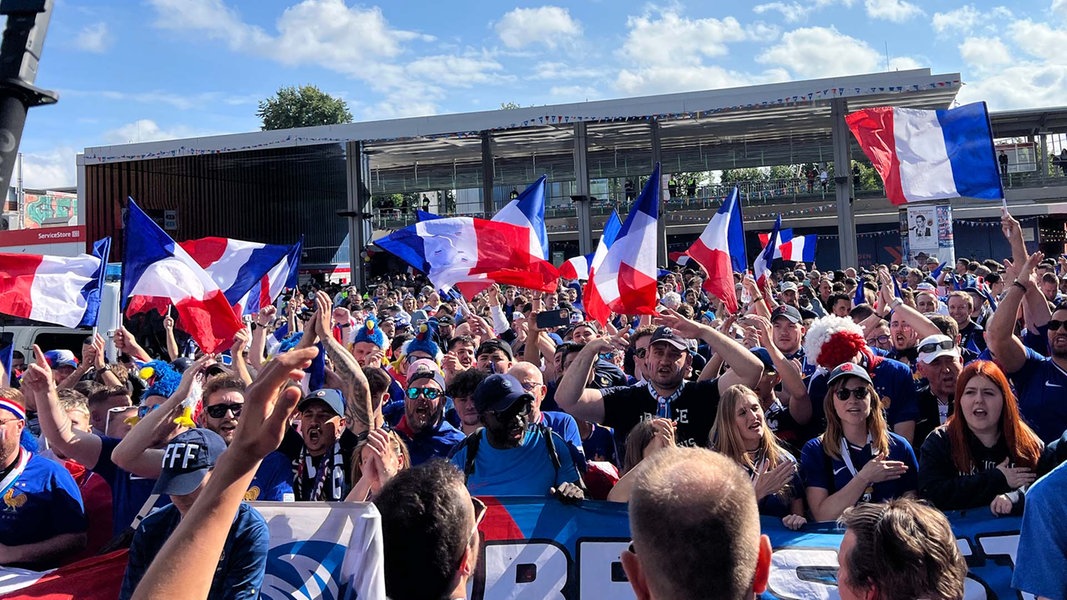 EM-Viertelfinale Frankreich – Portugal: Fans ziehen zum Volksparkstadion