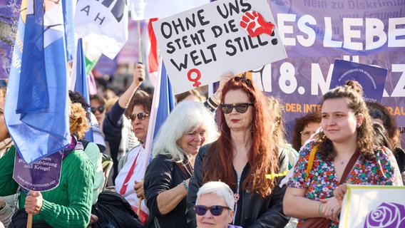 Eine Teilnehmerin einer Demonstration zum Frauentag hält auf dem Rathausmarkt ein Tranaparent mit der Aufschrift ·Ohne uns steht die Welt still. © dpa-bildfunk Foto: Georg Wendt