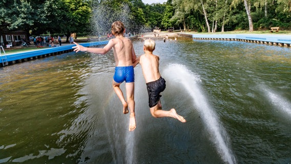 Zwei Jungen springen ins Wasser © picture alliance/dpa Foto: Markus Scholz
