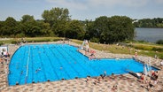 Blick auf das Freibad Finkenwerder von Bäderland © Georg Wendt/dpa 