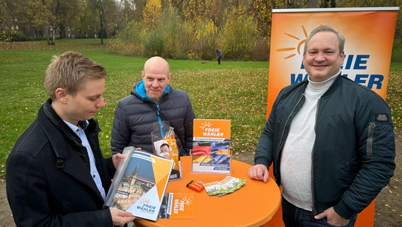 Mitglieder der Partei Freie Wähler stehen in Hamburg an einem Wahlkampf-Stand. © NDR Info Foto: Anina Pommerenke