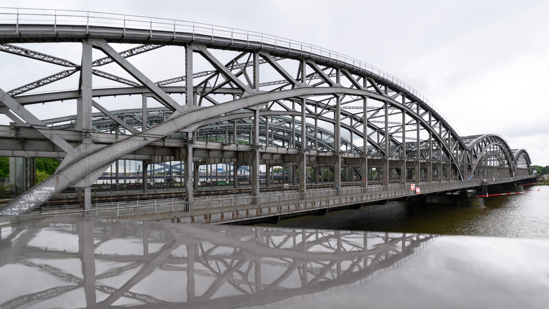 Freihafenelbbrücke nach Monaten wieder freigegeben