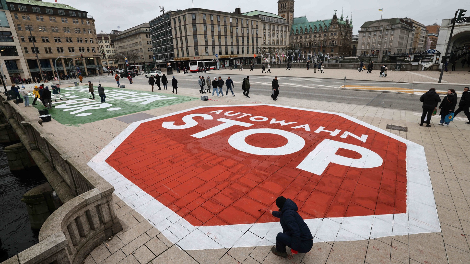 „Fridays for Future“ malt Stopp-Schild auf den Jungfernstieg