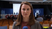 Friederike Trumpa berichtet über den CDU Parteitag. © NDR 