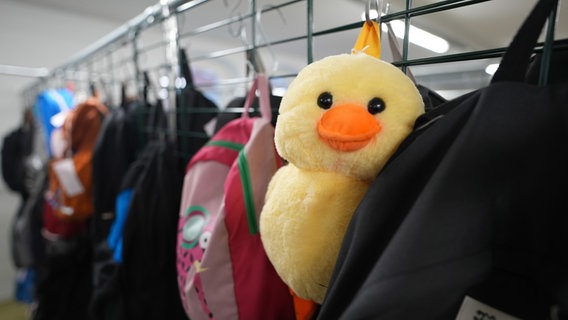 Abgegebene Rucksäcke und Taschen, die in Bussen, U- und S-Bahnen gefunden wurden, hängen in einem Lagerraum im Zentralen Fundbüro. © picture alliance/dpa | Marcus Brandt Foto: Marcus Brandt