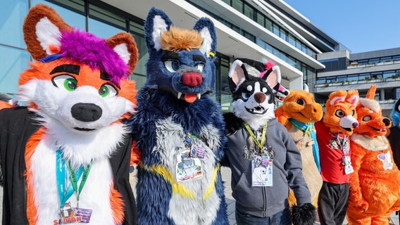 Teilnehmer der Eurofurence Convention in Hamburg tummeln sich bei schönem Wetter vor der Veranstaltungshalle. © picture alliance / dpa Foto: Ulrich Perrey