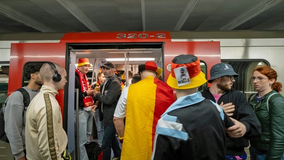 Deutschland-Fans auf dem Heimweg nach dem Public Viewing in Hamburg. © picture alliance / Caro Foto: Bastian
