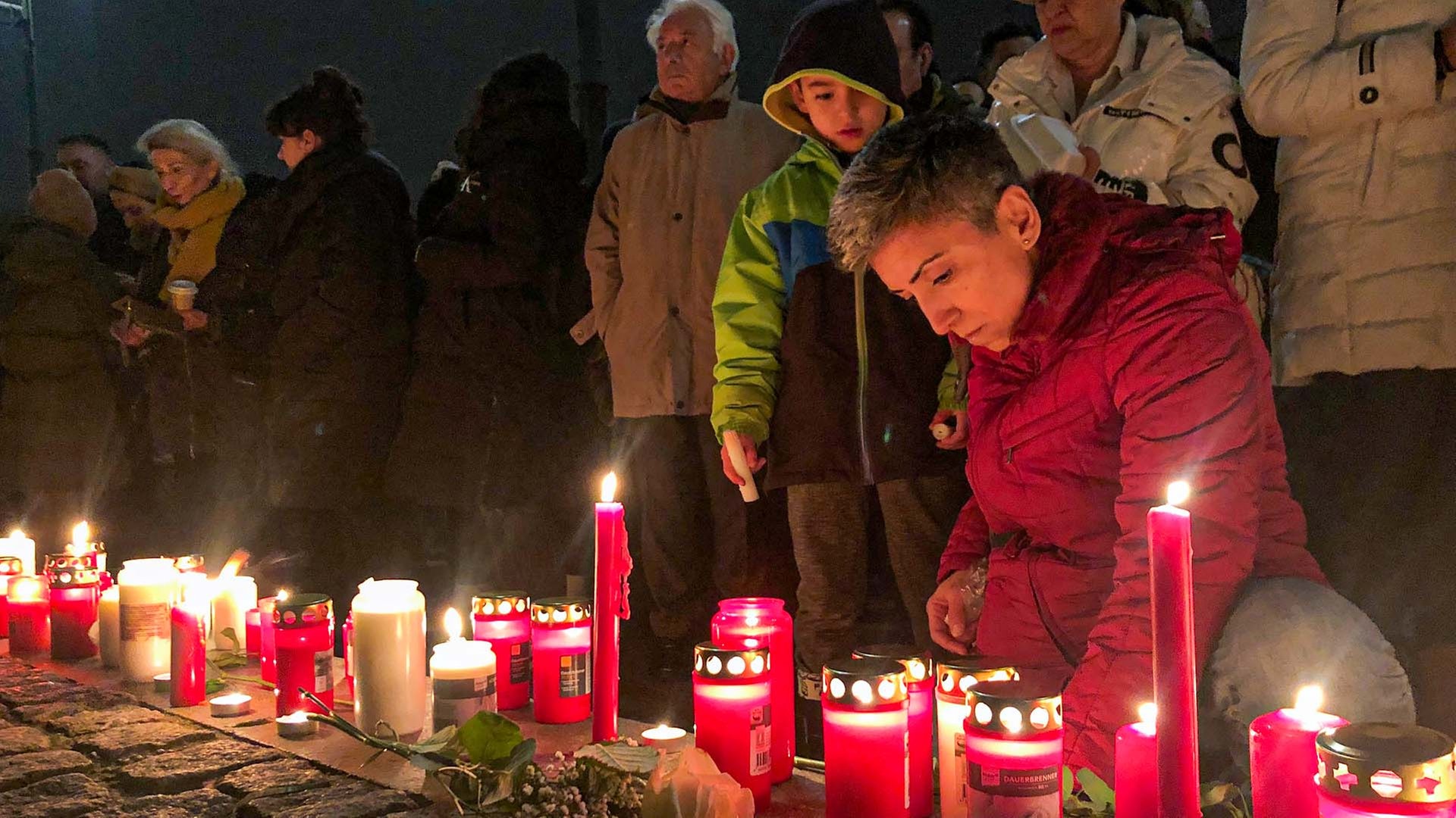 Hunderte Hamburger gedenken Erdbeben-Opfer vor dem Rathaus