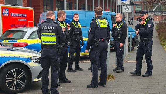 Einsatzkräfte der Hamburger Polizei sichern nach einem Überfall auf einen Geldtransporter in Bergedorf den Tatort. © HamburgNews 