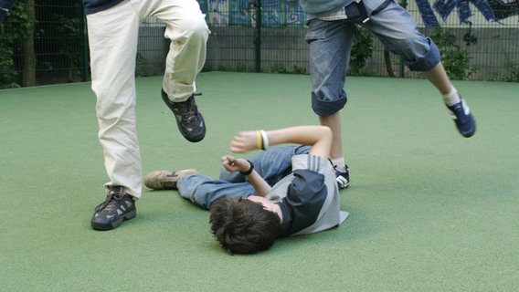 Ein Schüler liegt bei einer Schlägerei auf dem Boden. © IMAGO / Gerhard Leber Foto: Gerhard Leber