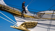 Ein Mann steht vorne auf dem Segelschulschiff "Gorch Fock". © dpa/MAXPPP | Arnaud Beinat 