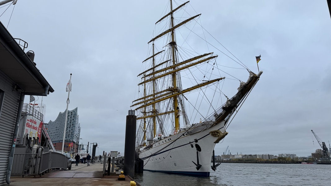 „Gorch Fock“ hat an der Hamburger Überseebrücke festgemacht