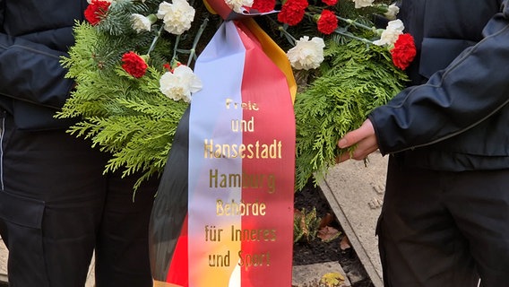 Ein Grabstein der Polizei Hamburg auf dem Ohlsdorfer Friedhof. © NDR Foto: screenshot