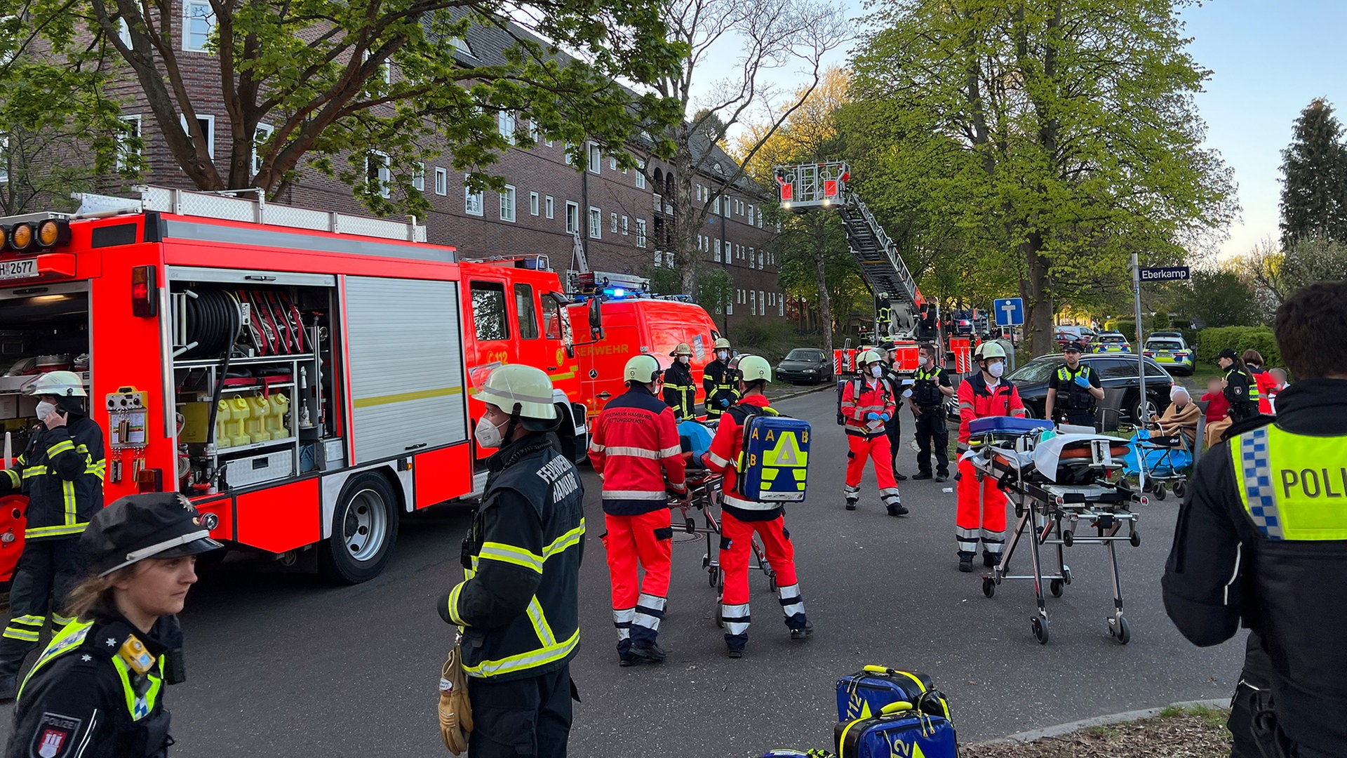 14 Verletzte bei Brand in Altenheim in Groß Borstel