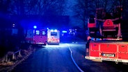 Einsatzkräfte der Feuerwehr löschen einen Brand. © TeleNewsNetwork 