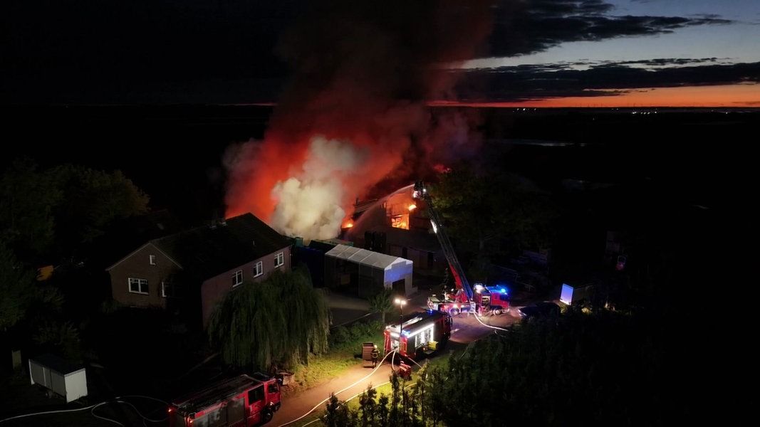 Hamburg-Neuenfelde: Lagerhalle eines Obsthofes abgebrannt