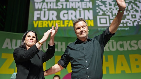 Die Grünen-Politiker Robert Habeck und Annalena Baerbock stehen auf der Bühne nach der Wahlkampfveranstaltung in der Fischauktionshalle. © picture alliance/dpa Foto: Marcus Brandt