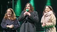 Ricarda Lang, Katharina Fegebank und Annalena Baerbock stehen zusammen bei einer Grünen-Kundgebung auf dem Gänsemarkt. © picture alliance/dpa Foto: Ulrich Perrey