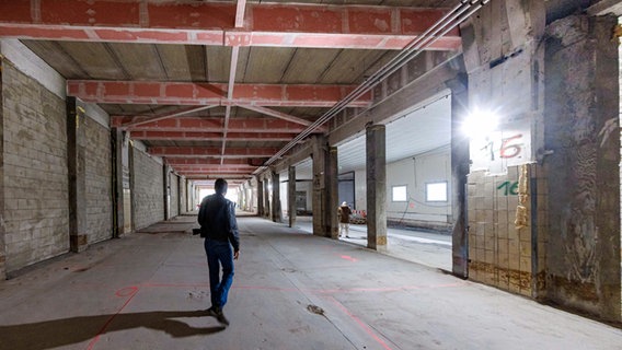 Blick in die Lagerhalle D des Fleischgroßmarkts Hamburg. Hier bezieht der St. Pauli Musikclub "Gruenspan" im Herbst sein Ausweichquartier © picture alliance/dpa Foto: Markus Scholz