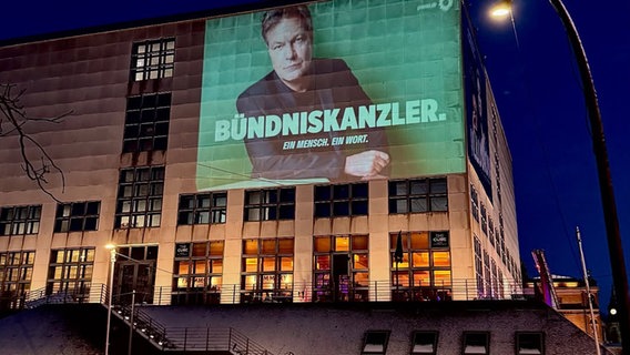 Ein Wahlplakat von Robert Habeck (Grüne) wird an die Hamburger Kunsthalle projiziert. © Instagram / Gruene_Hamburg 