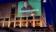 Ein Wahlplakat von Robert Habeck (Grüne) wird an die Hamburger Kunsthalle projiziert. © Instagram / Gruene_Hamburg 