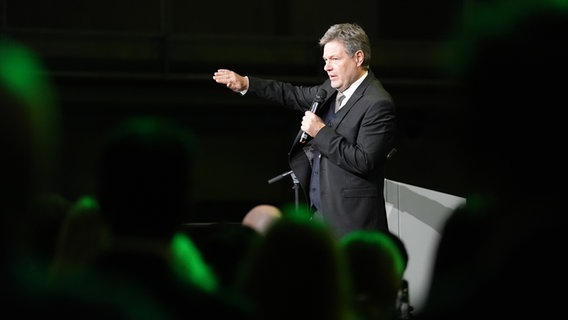 Bundeswirtschaftsminister Robert Habeck (Grüne) spricht während des Kongresses "Wirtschaft mit Weitblick" in Hamburg. © picture alliance/dpa Foto: Marcus Brandt