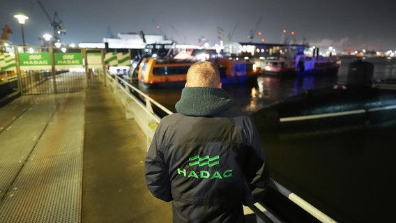 Ein Beschäftigter des Fährbetreibers HADAG steht während eines Streiks auf dem HADAG-Steg am Fischmarkt. (Archivfoto) © picture alliance/dpa | 