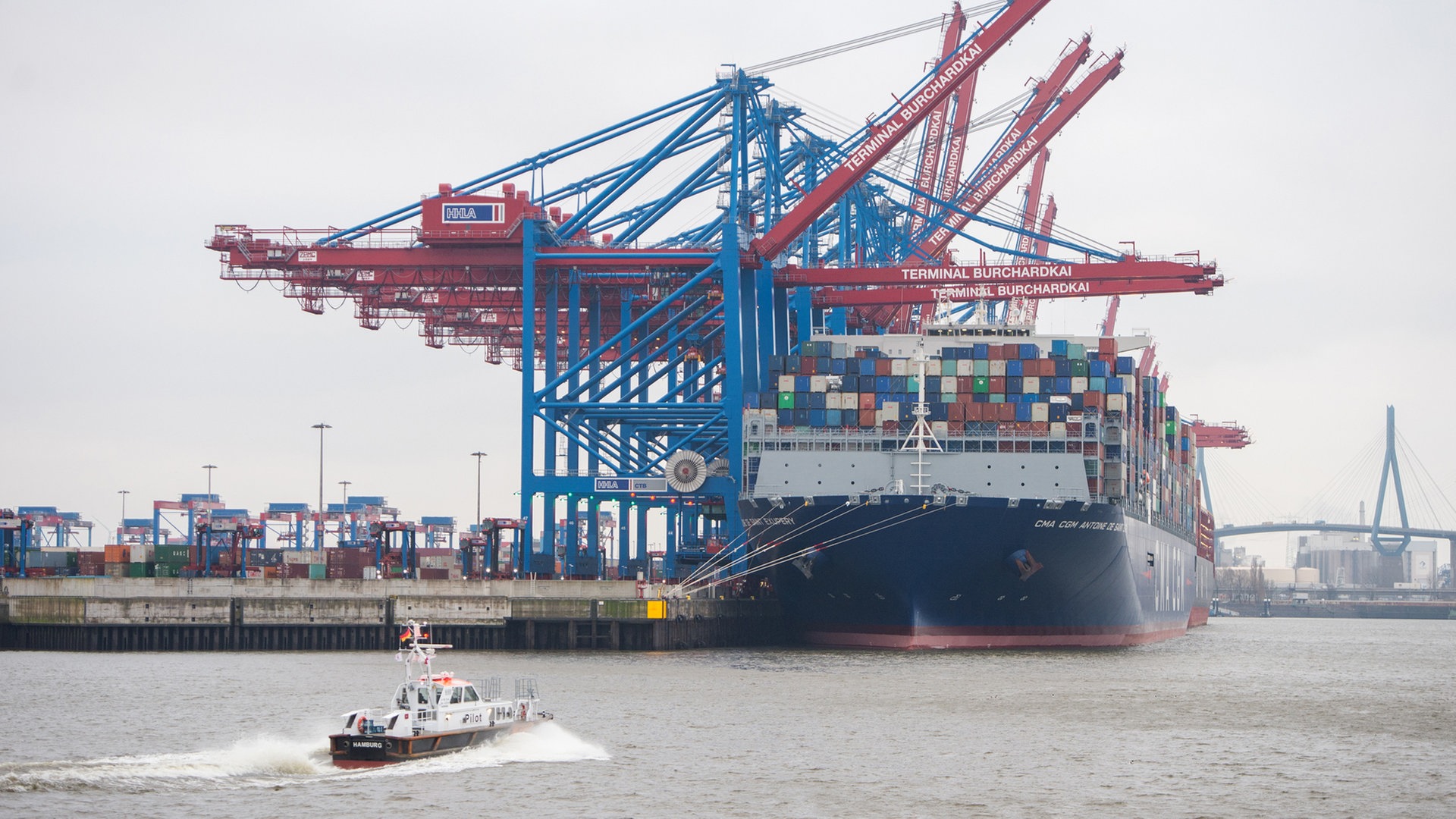 Warnstreik stoppt Containerschiffe im Hamburger Hafen