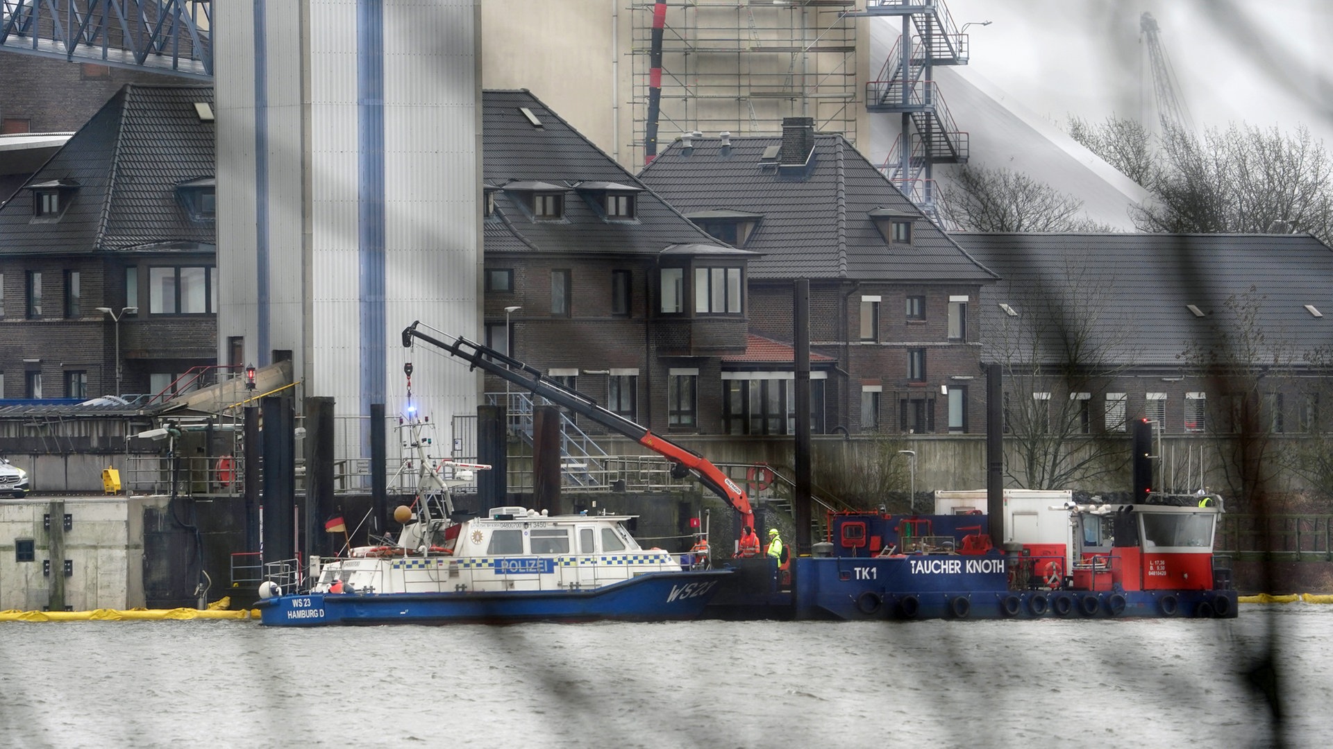 80 Meter langes Binnenschiff im Hamburger Hafen gesunken