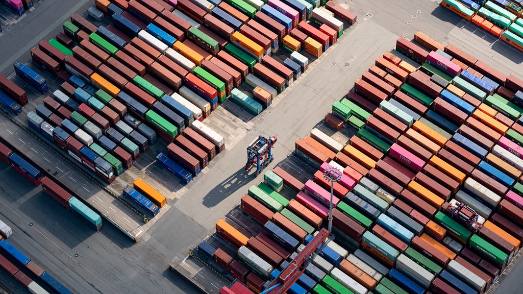 Blick aus der Luft auf ein Containerterminal im Hamburger Hafen.