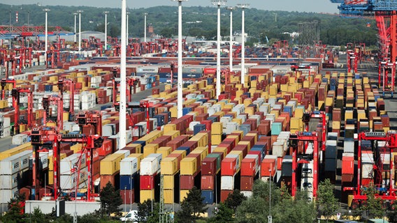 Container werden auf dem Container Terminal von Eurogate im Hafen von Hamburg umgeschlagen. © dpa-Bildfunk Foto: Christian Charisius