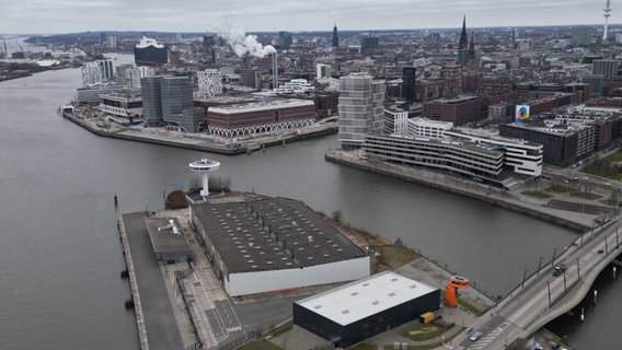 Das Baakenhöft-Gelände, wo die neue Oper gebaut werden soll: Eine spitz zulaufende Fläche zwischen Elbe und einem Seiten-Arm. © NDR 