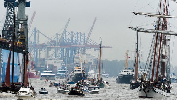 Während der Hafengeburtstagsparade fahren Schiffe auf der Elbe.  © dpa Foto: Christophe Gateau