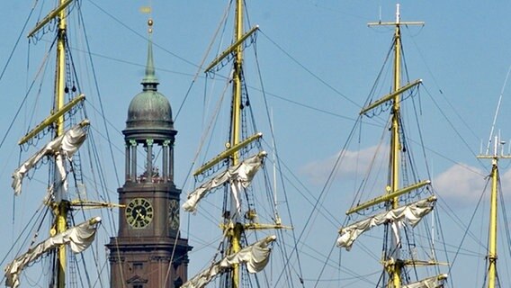 Hinter den Masten des russischen Seglers "Krusenstern" ist beim Einlaufen im Hamburger Hafen der Michel zu erkennen. © dpa Foto: Maurizio Gambarini