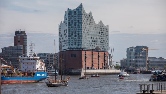 Schiffe schippern auf der Elbe beim 830. Hamburger Hafengeburtstag. Im Hintergrund ist die Elbphilharmonie zu sehen. © NDR Foto: Axel Herzig